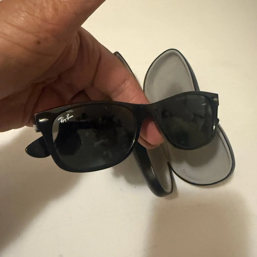 Ray-Ban Classic Black Sunglasses with Case in excellent conditions high quantity